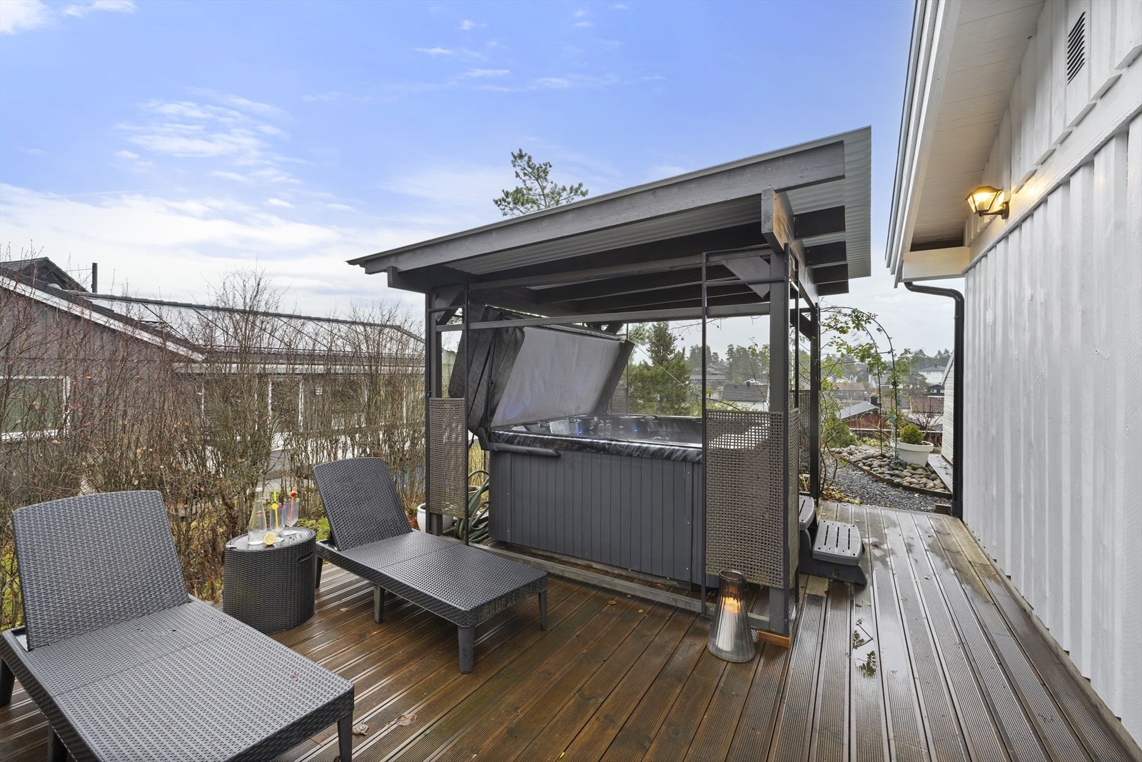 På en skjermet del av terrassen er det installert et boblebad. Galleribilde