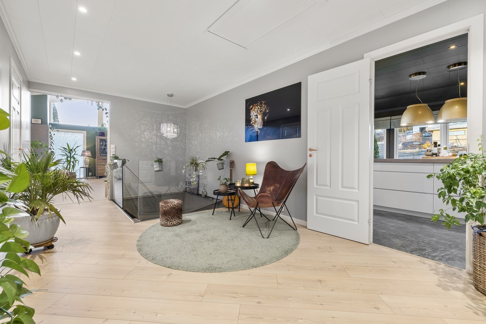 Vel oppe i første etasje møtes du av en lys og åpen hall. Galleribilde