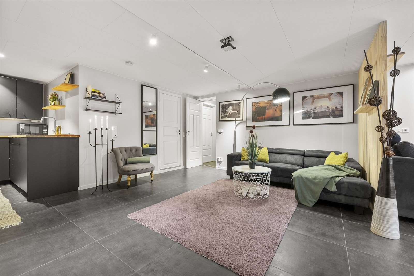 Kjøkkenet i underetasjen har innredning med glatte fronter og benkeplate av heltre. Galleribilde