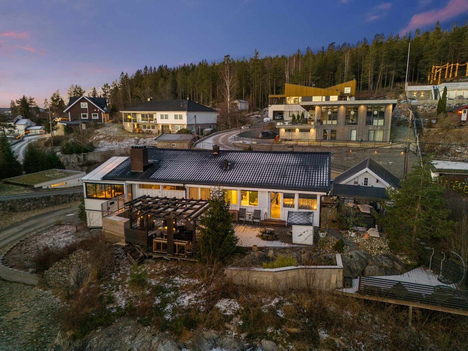 Boligen har flere store terrasser som strekker seg rundt huset noe som gjør at man enkelt kan flytte seg etter solen. Galleribilde