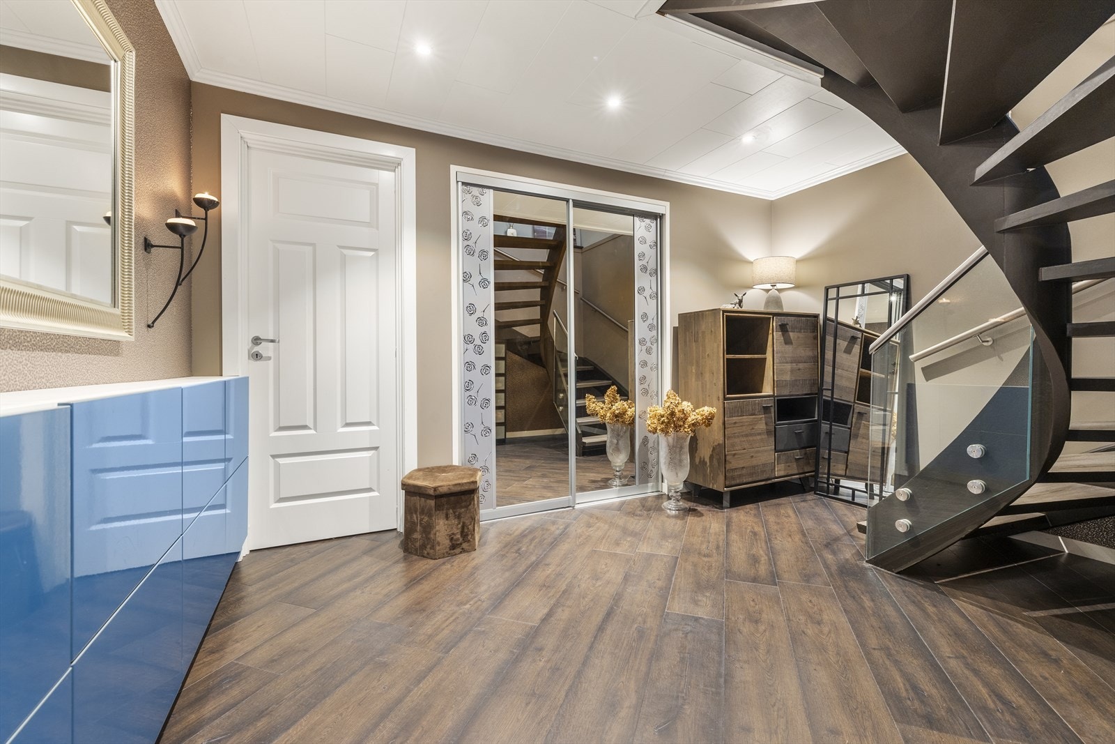 God plass til oppbevaring av yttertøy og sko i hallen. Galleribilde