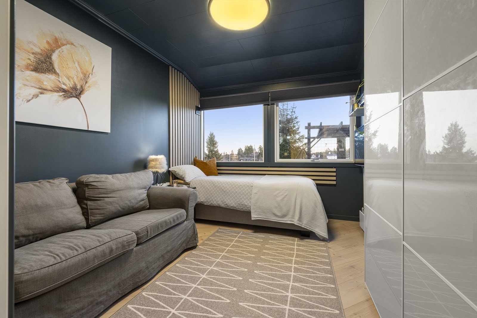 Det andre soverommet i etasjen er romslig og kan også brukes som en ekstra stue. Galleribilde