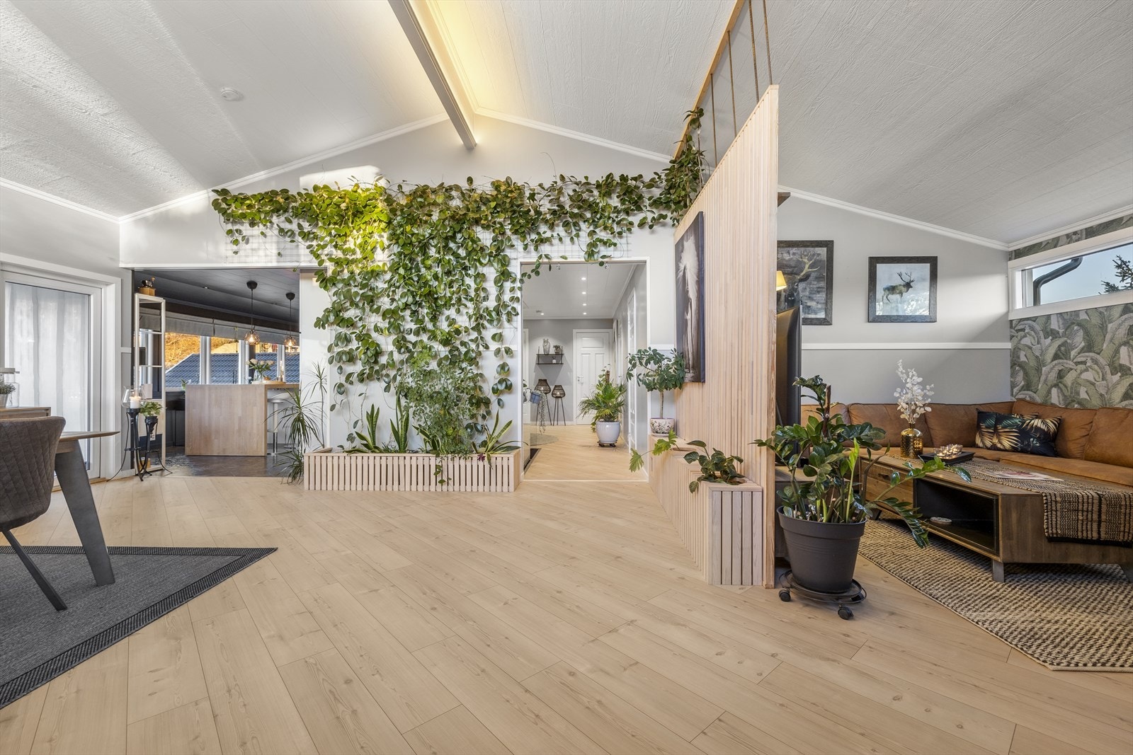 Første etasje har en åpen og sosial planløsning mellom stue, spisestue og kjøkken. Galleribilde