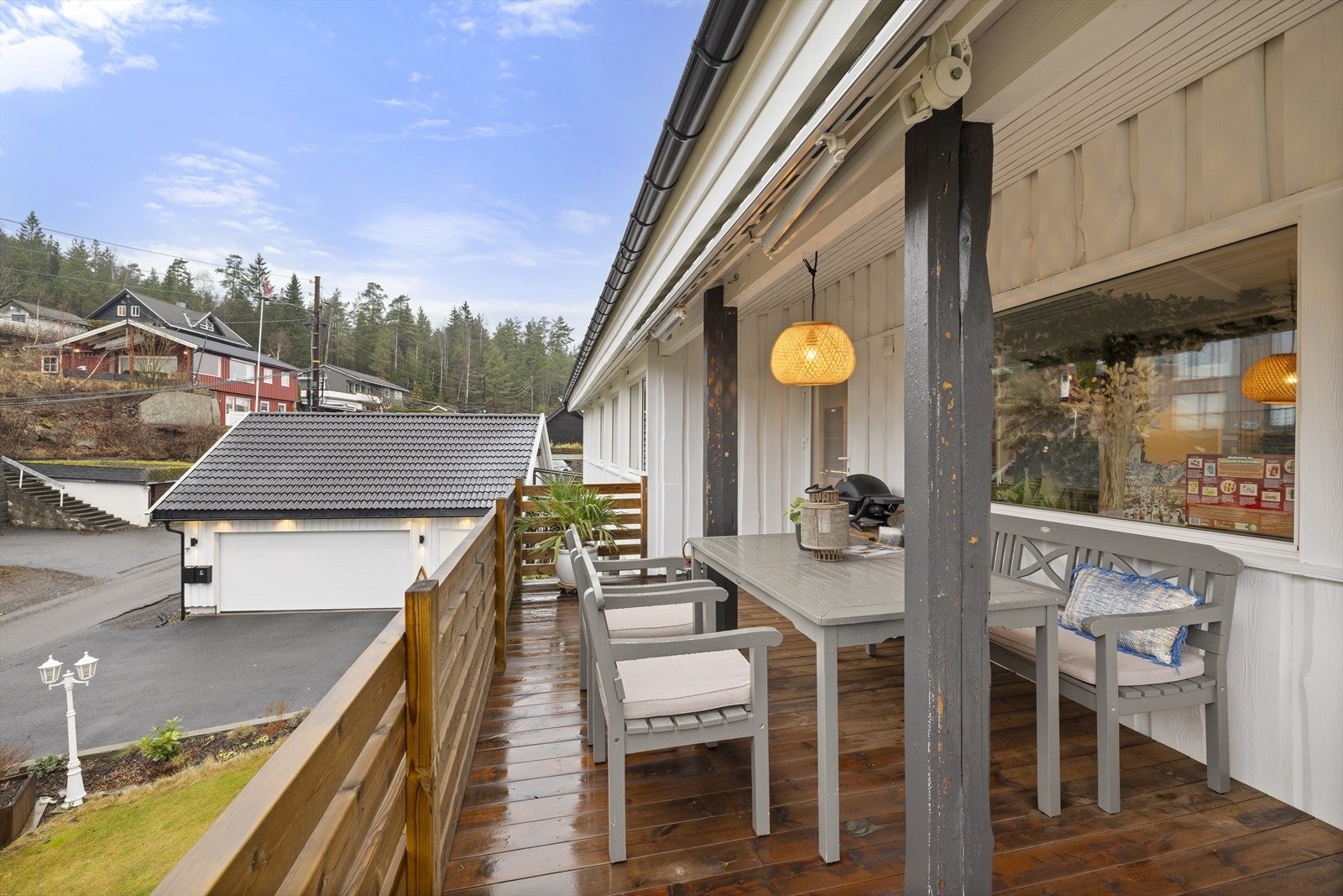 Verandaen gir en lun og skjermet uteplass. Galleribilde