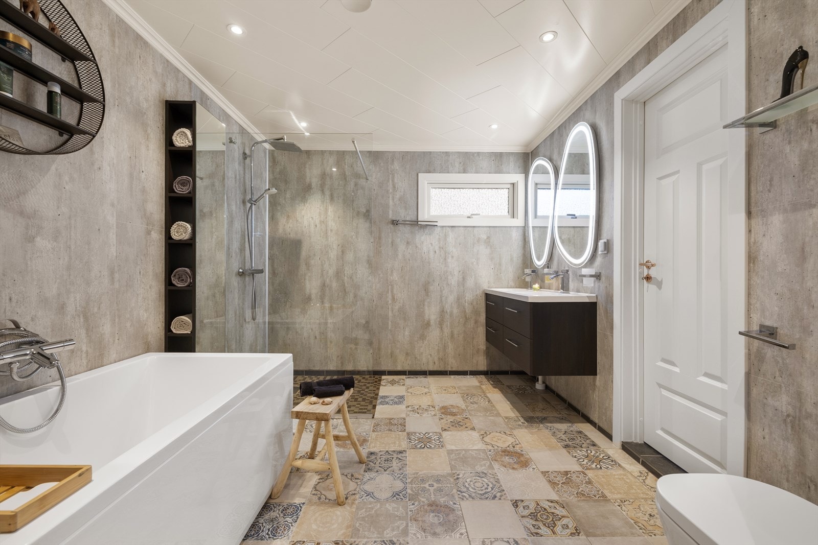 Hovedbadet i første etasje har flislagt gulv med elektriske varmekabler. Galleribilde