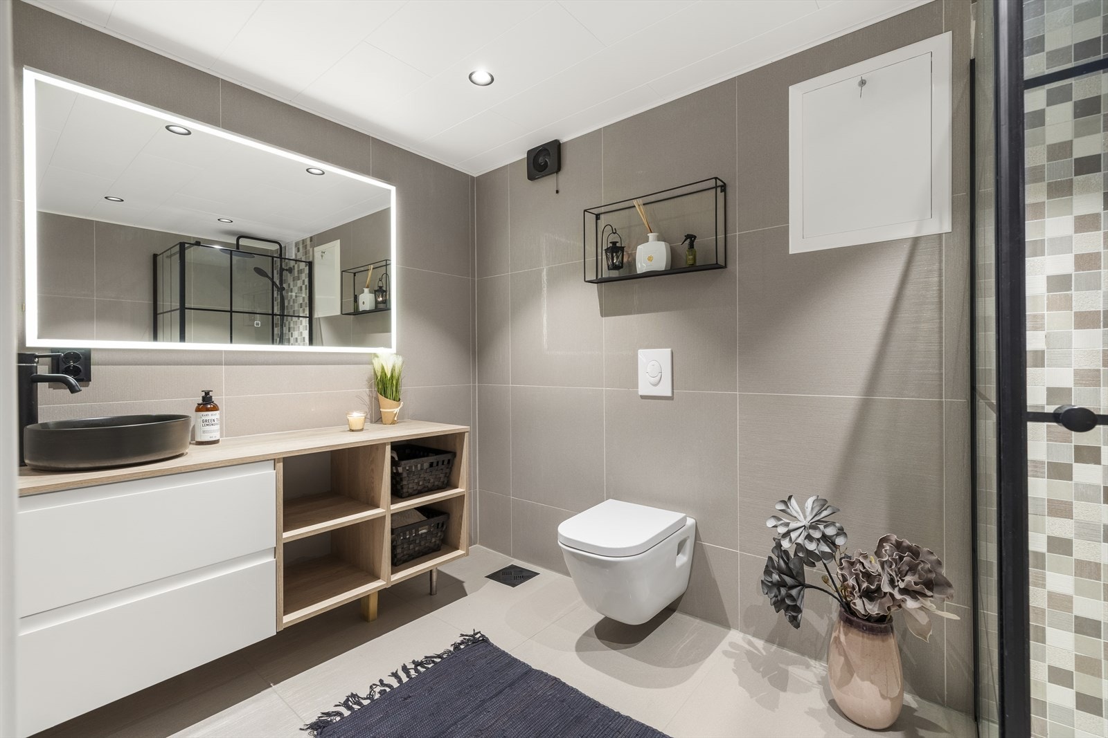 Badet i underetasjen er flislagt og har elektriske varmekabler i gulvet. Galleribilde