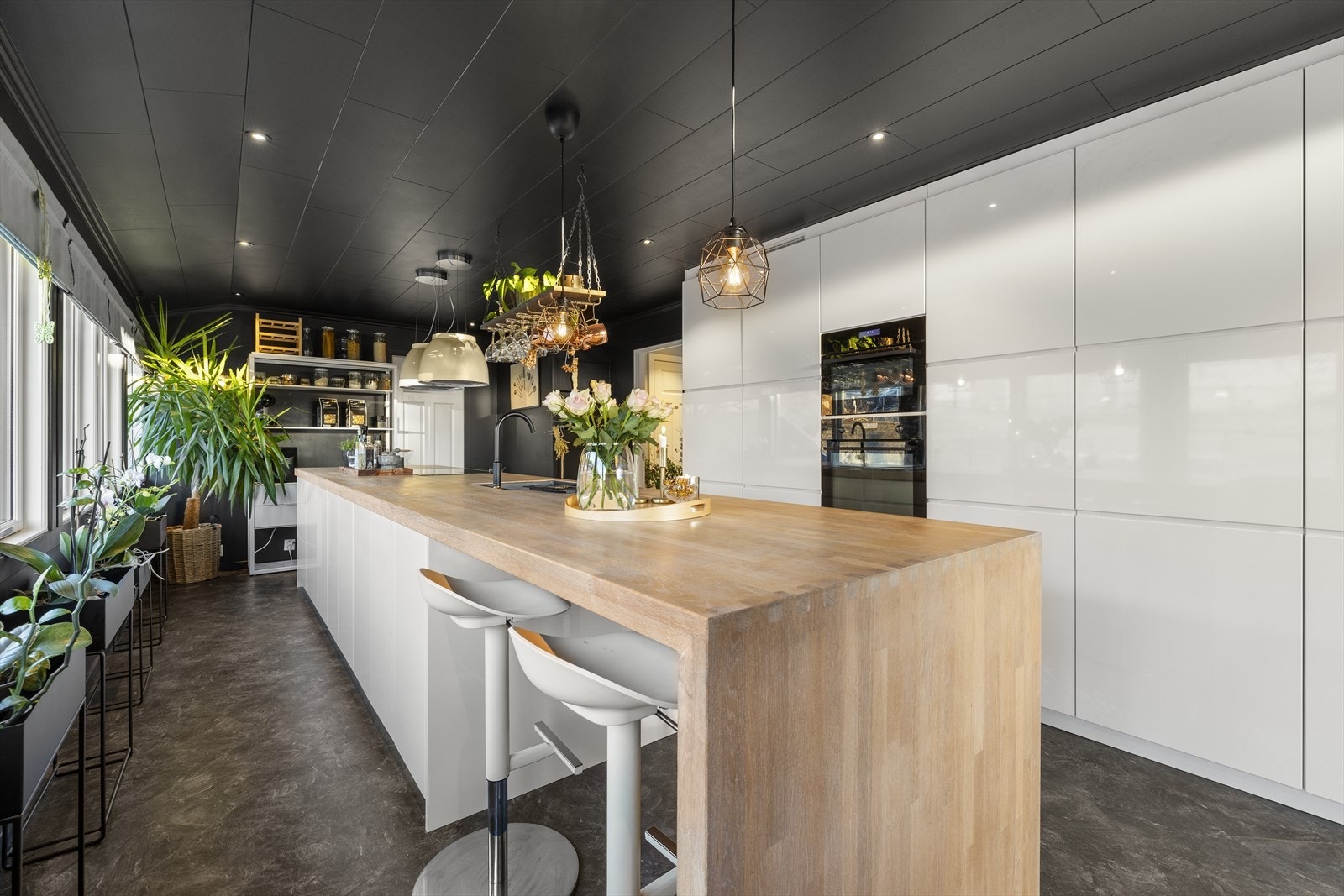 Kjøkkenet ble fornyet i 2019 og har en stilren innredning med glatte fronter. Galleribilde