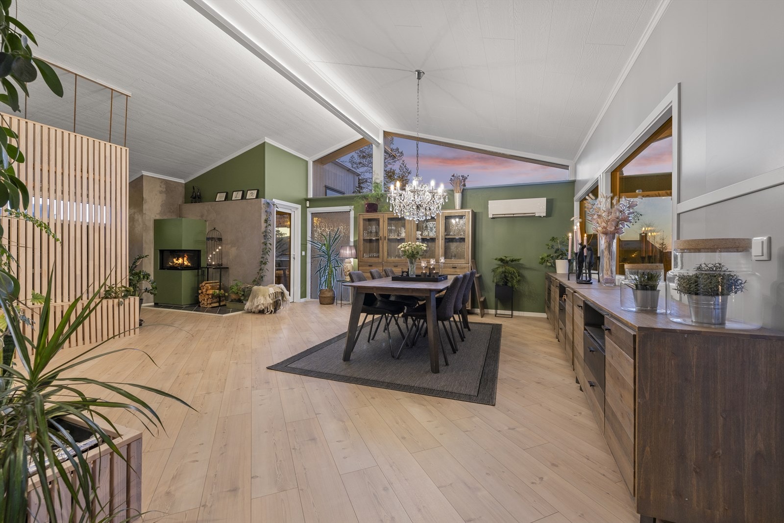 Den åpne løsningen gjør dette til et sosialt og allsidig allrom. Galleribilde