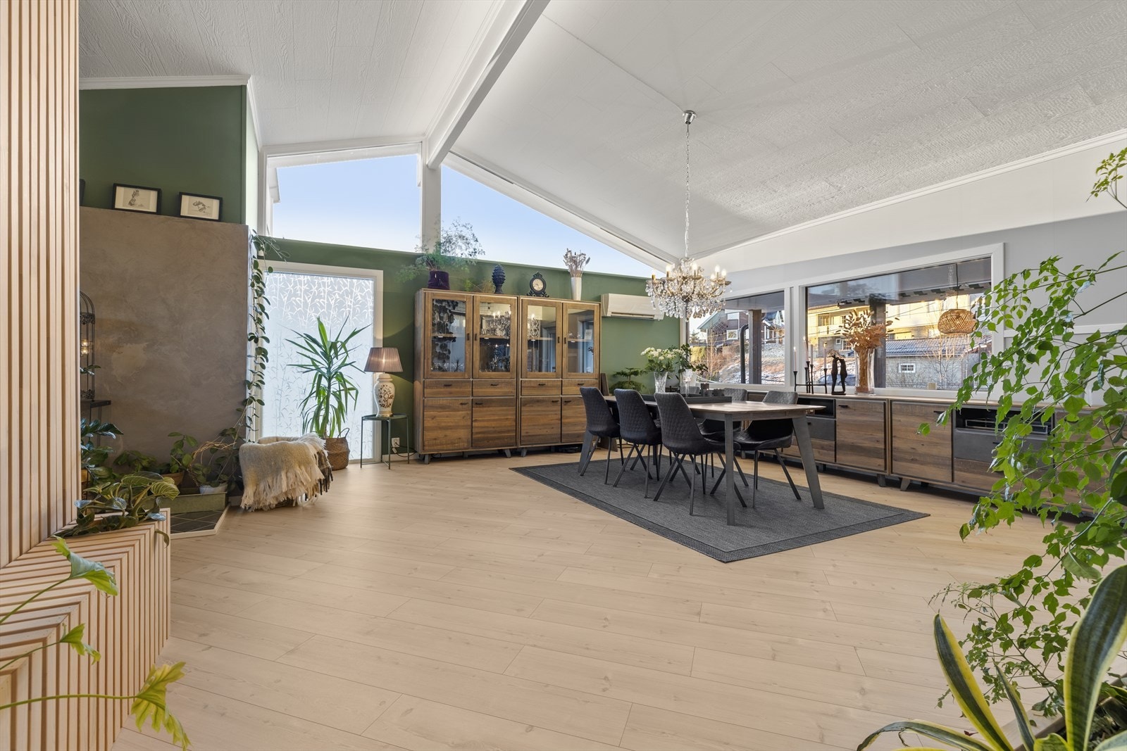 Store vinduer og skråtak gir en luftig romfølelse. Galleribilde