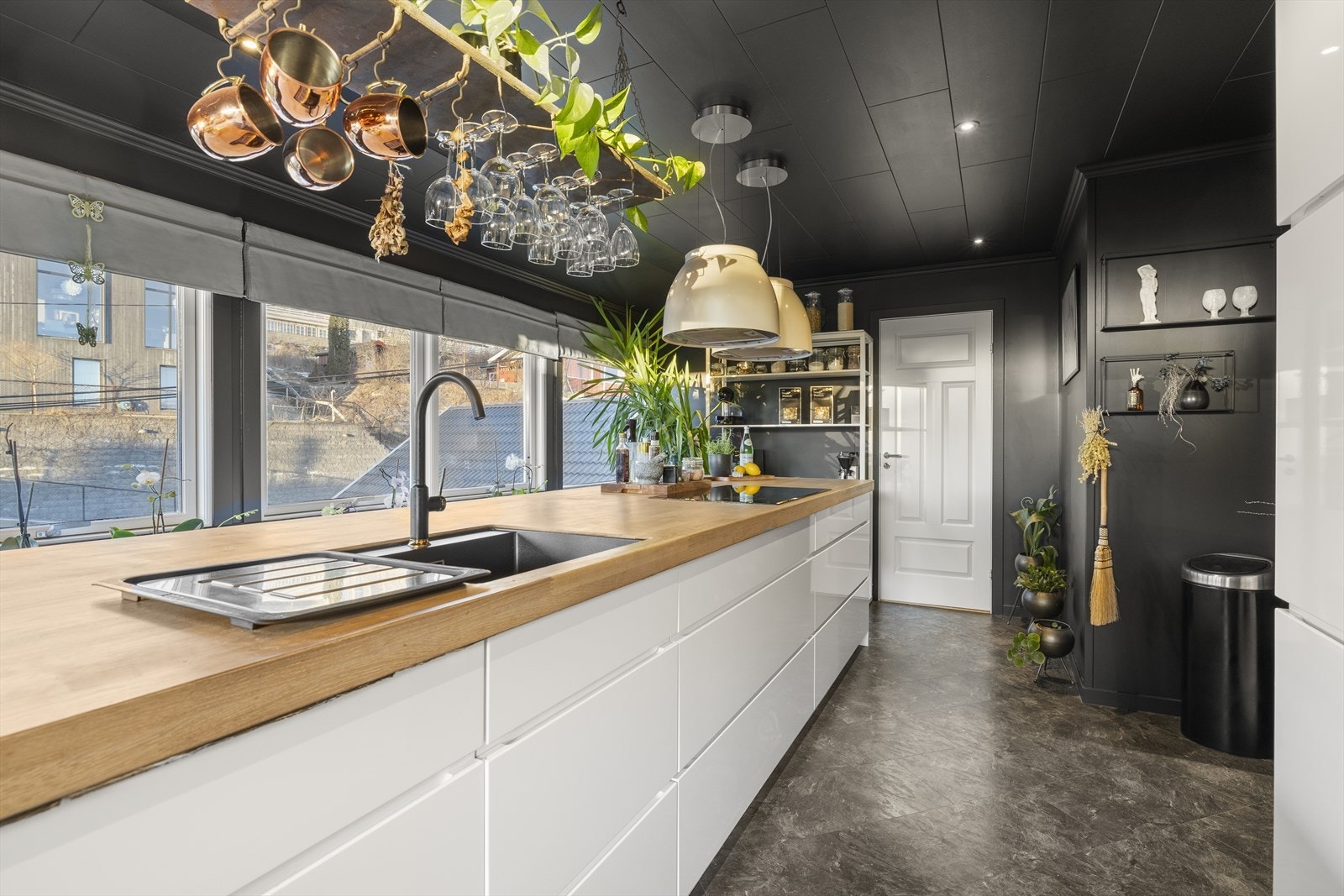 Kjøkkenøya har nedfelt vask og integrert platetopp. Galleribilde