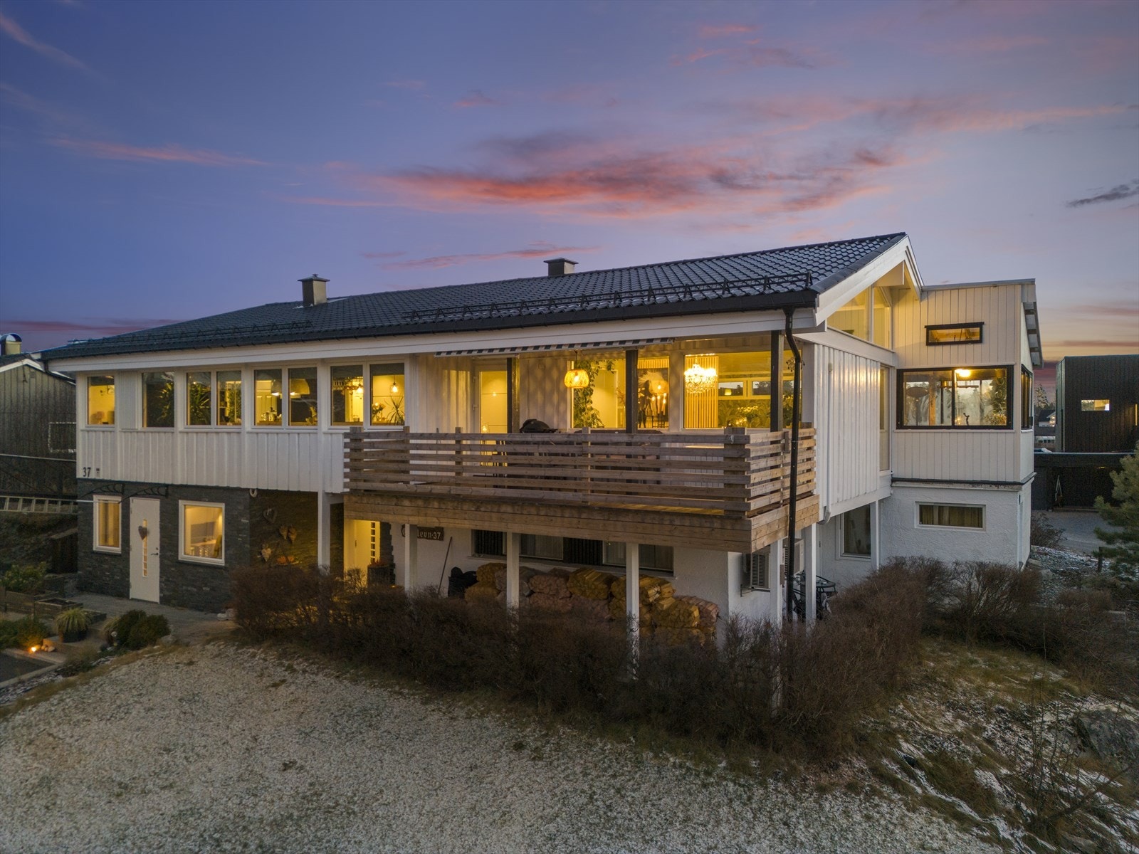 En innholdsrik enebolig over to plan med separat utleiedel og dobbelgarasje. Her kan du flytte rett inn! Galleribilde