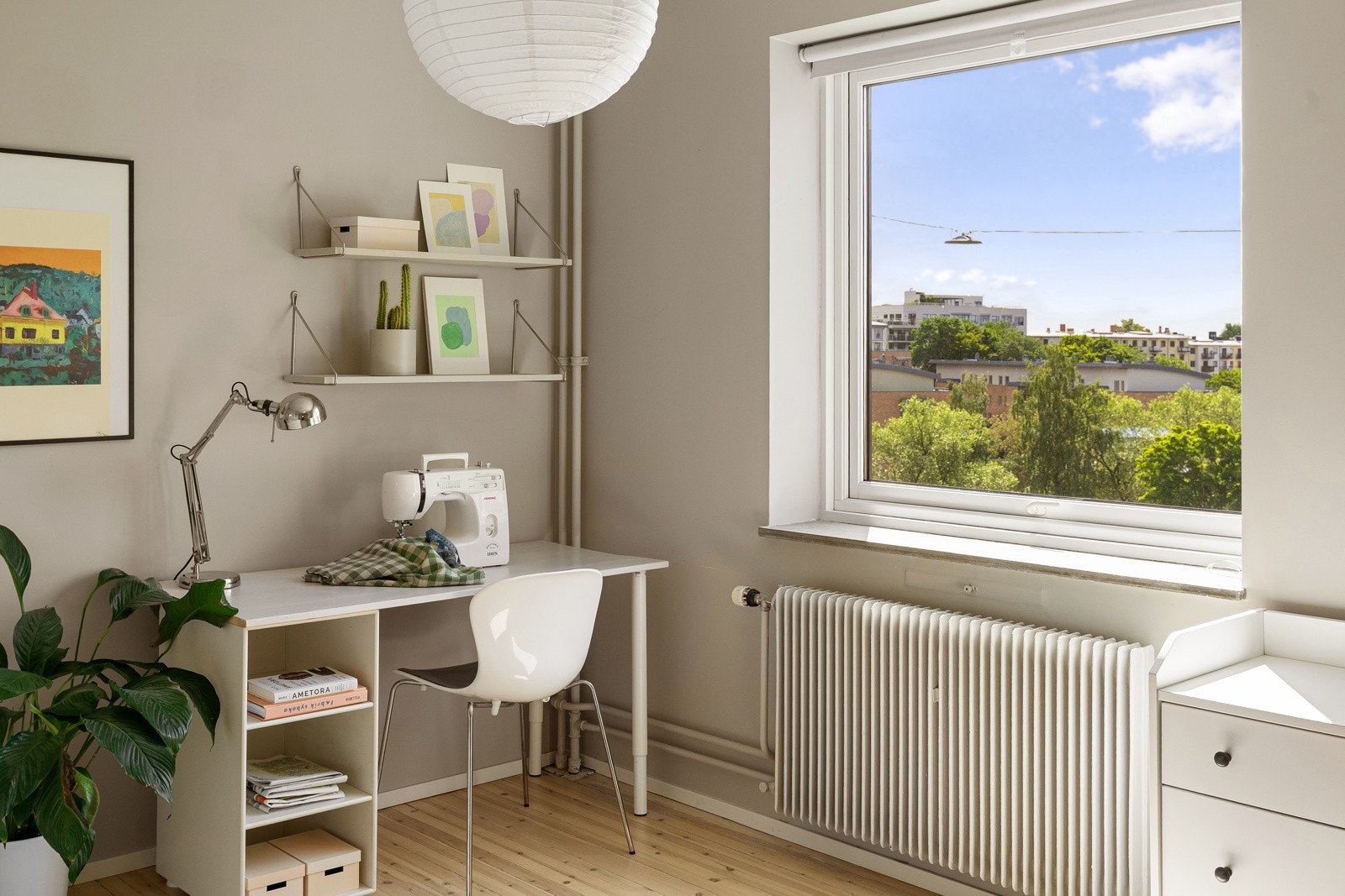 Soveorm 2: Fra dette soverommet har man herlig utsikt over flotte grøntarealer og Akerselva! Galleribilde