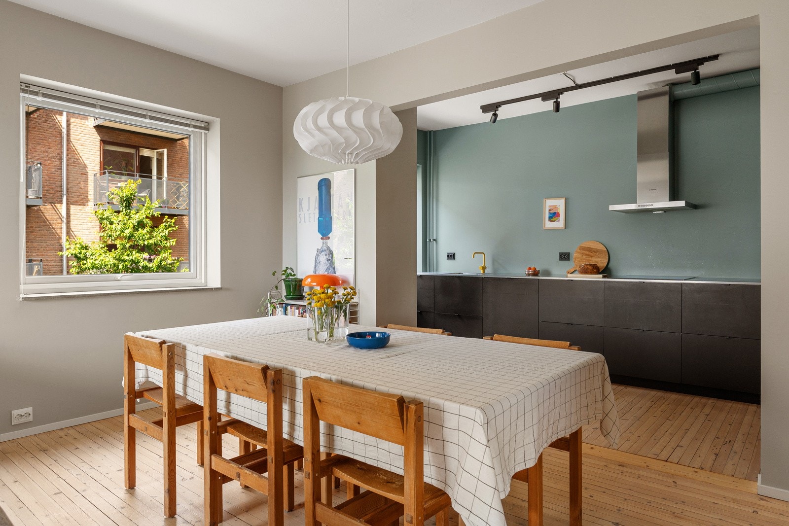 Leiligheten har en egen kjøkkensone av god størrelse med delvis åpen kjøkkenløsning mot stuen. Galleribilde