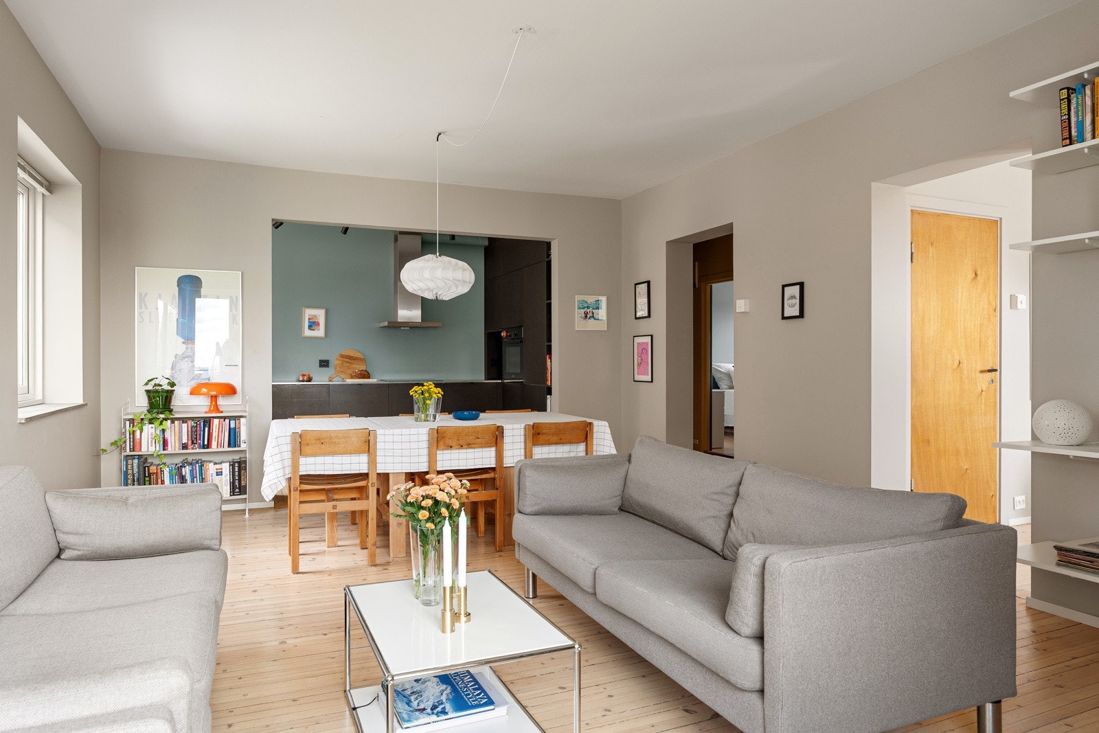 Leiligheten har en delvis åpen kjøkkenløsning mot stuen. Galleribilde