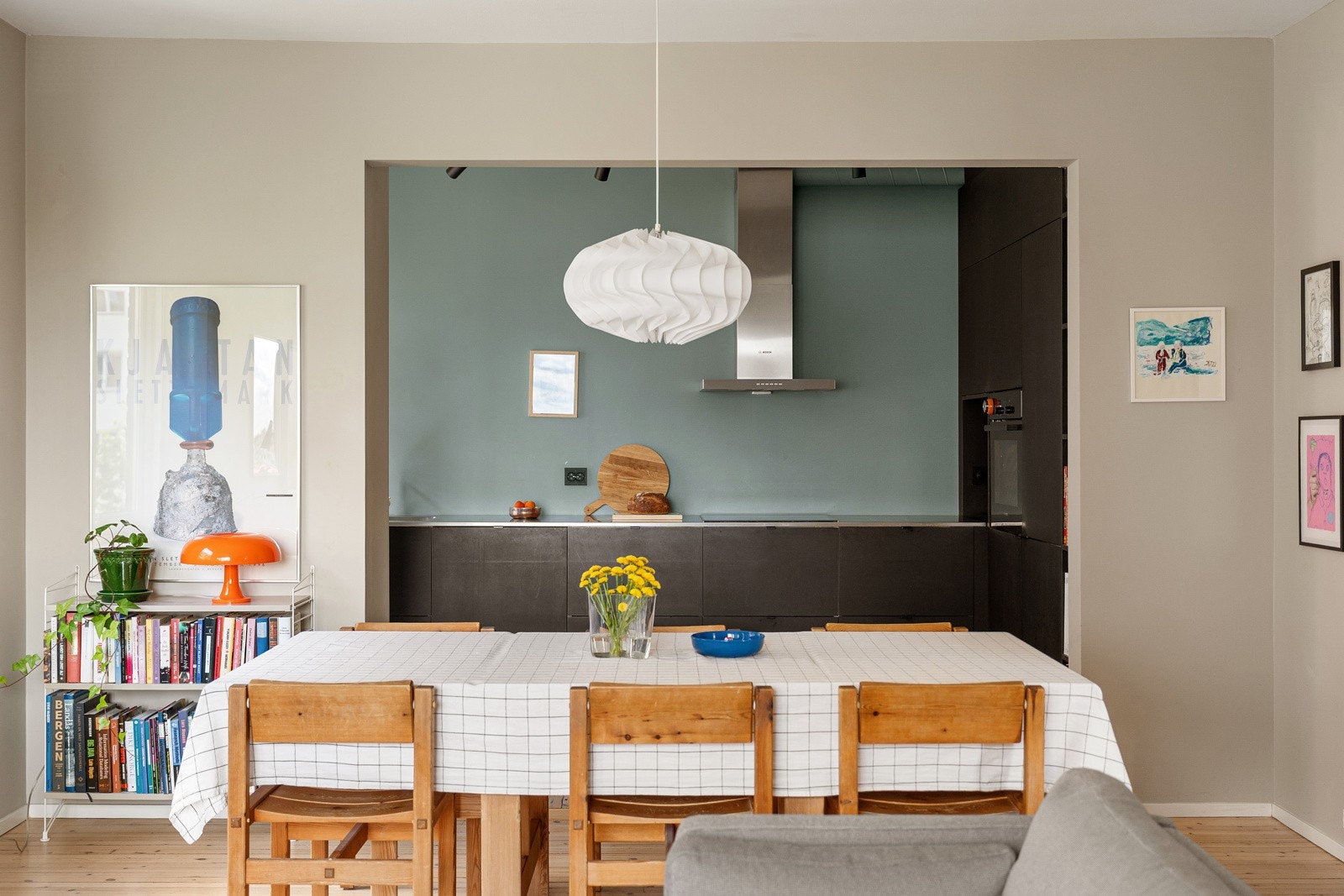 Takhøyden er i stuen målt til ca. 2,64 meter og underbygger den gode romfølelsen. Galleribilde