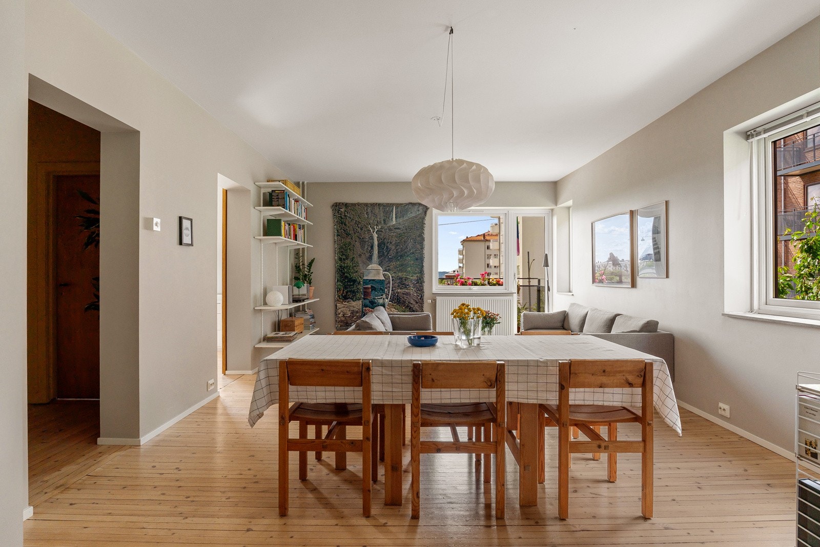 Her er det god plass til en fin sofagruppe, mediemøblement, stor spisestue og annet ønskelig møblement. Galleribilde