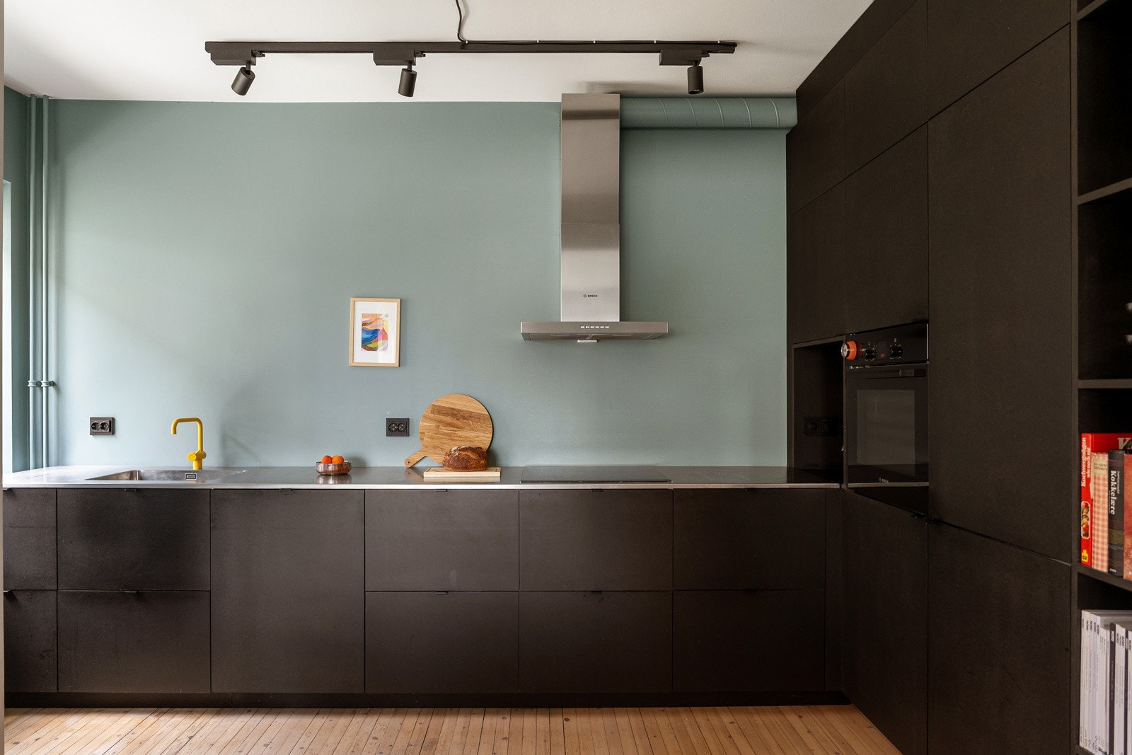 Den stilrene kjøkkeninnredningen er fra kvalitetsmerke Valchromat fra 2016. Galleribilde