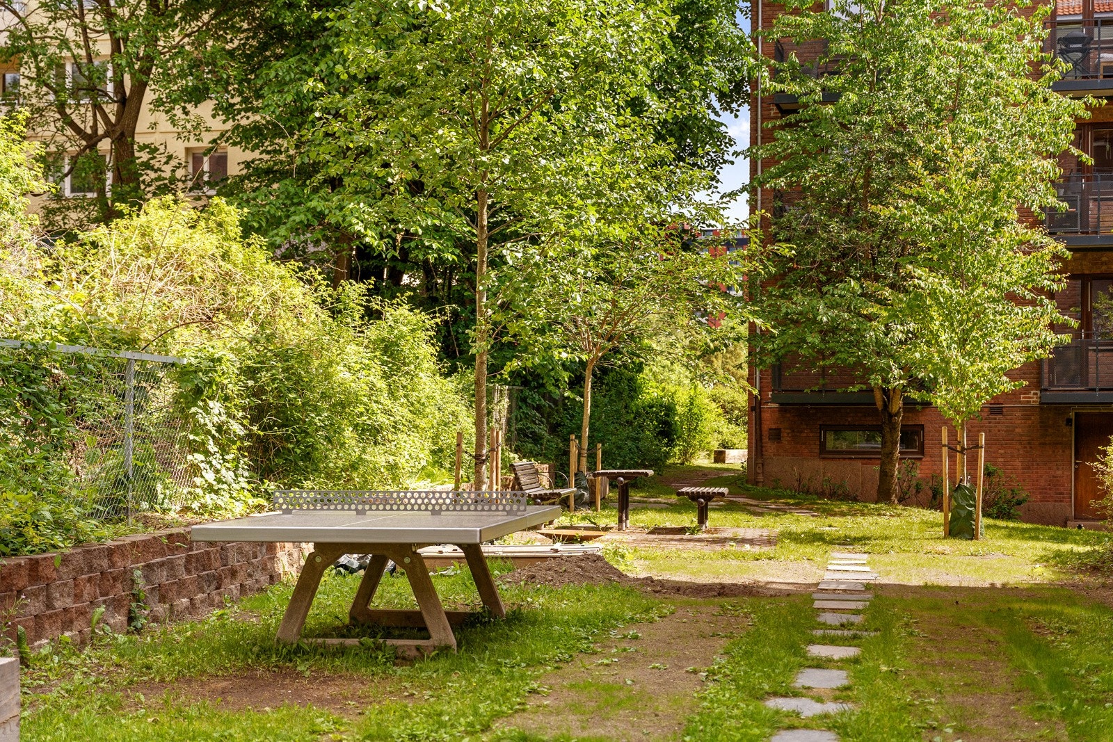 Fasade og inngang fra pent, frodig gårdsrom. Gårdsrommet oppleves helt usjenert og skjermet. Galleribilde