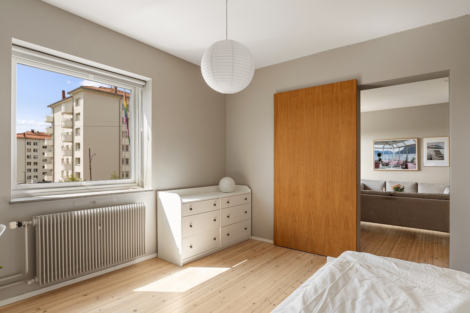 Soverom 2 er også av god størrelse og har en flott skyvedør av heltre mot stuen. Galleribilde