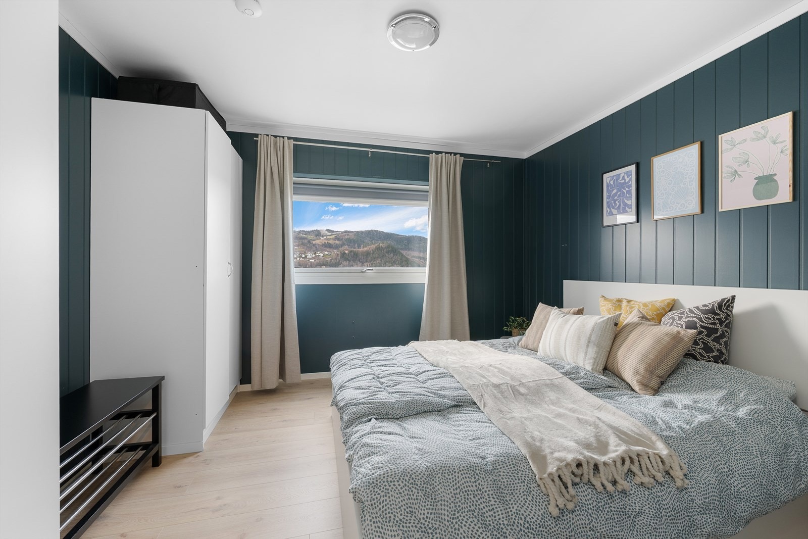 Det er ett romslig soverom i leiligheten. Galleribilde