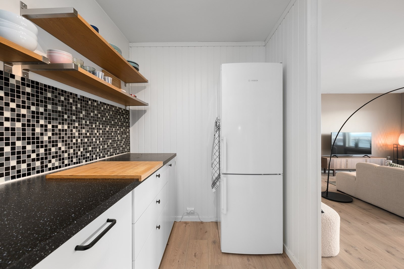 Det er plass til frittstående kjøl -og fryseskap. Øvrige hvitevarer er integrerte. Galleribilde