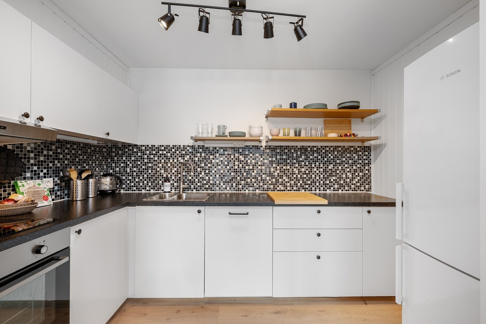 Kjøkkenet har innredning fra 2018. Galleribilde