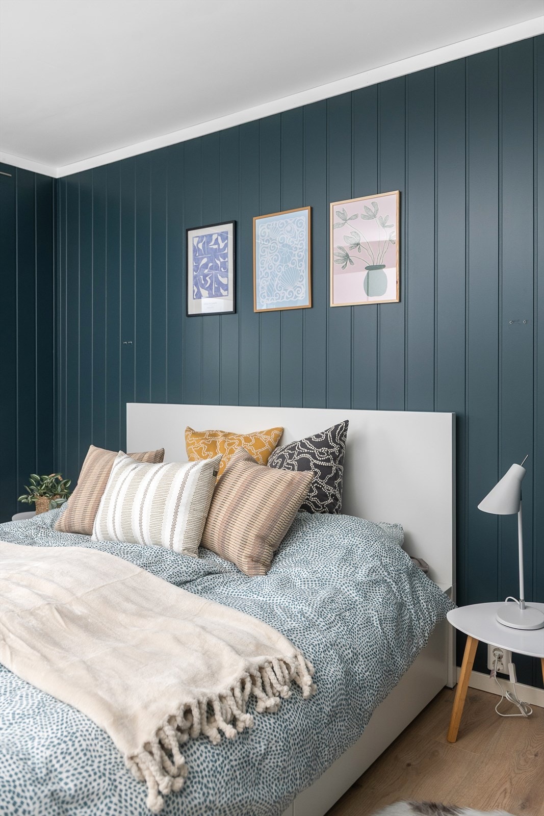 Det er god plass for dobbeltseng med tilhørende møblement. Galleribilde