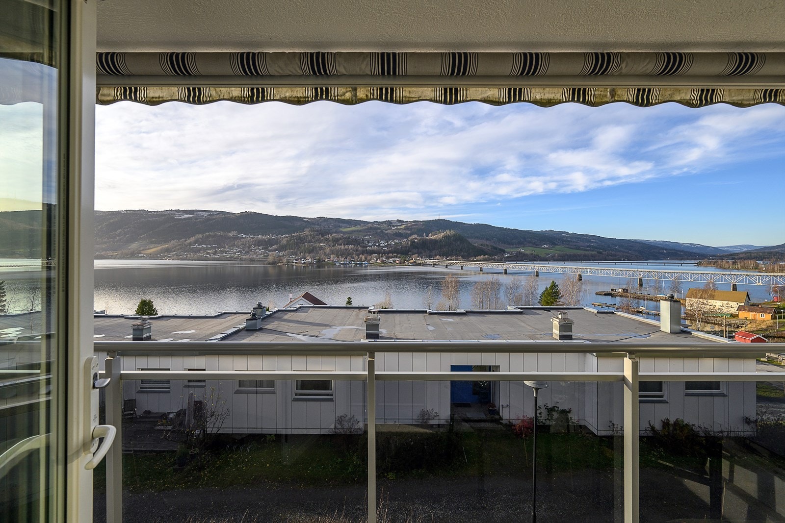 Fra terrassen er det nydelig utsikt over Mjøsa, Lågen-deltaet og mot Vingnes m.m. Galleribilde