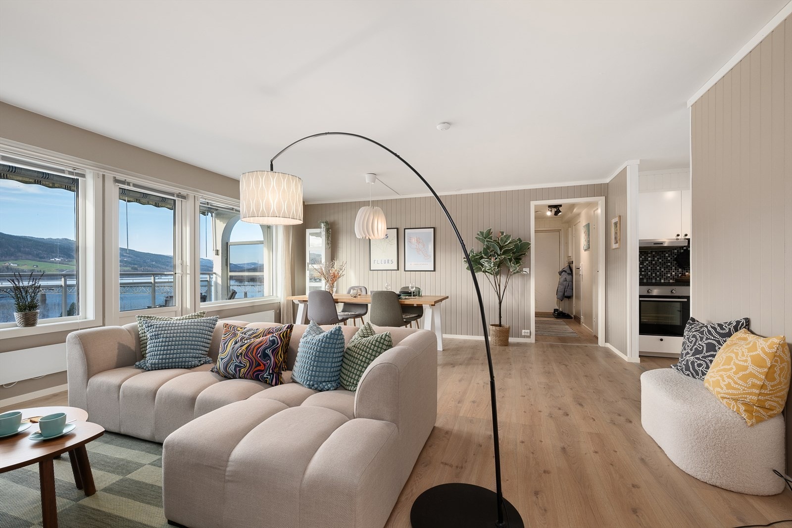 Det er åpen løsning mot kjøkkenet. Galleribilde