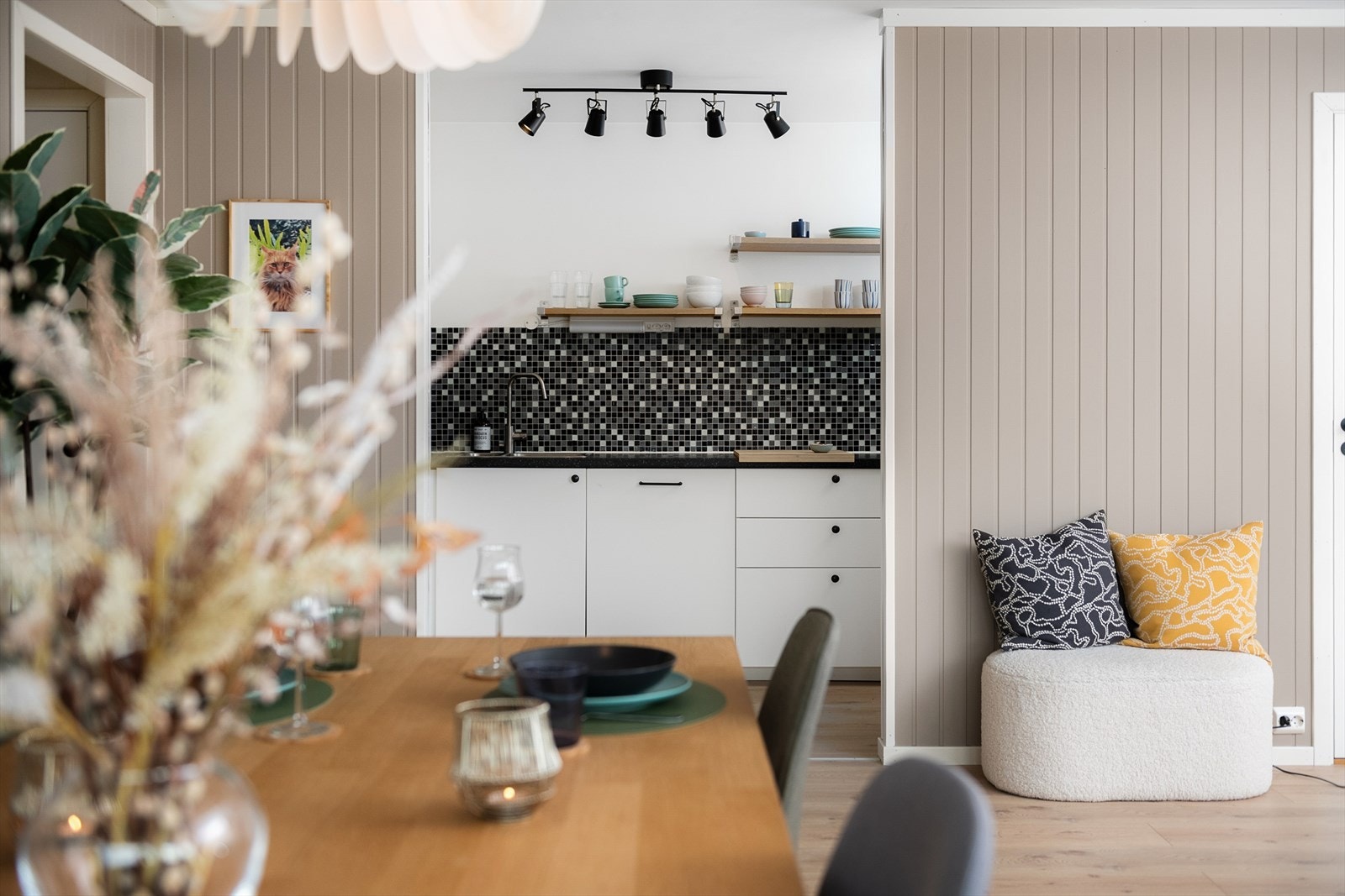 Fra spiseplass er det enkel adkomst til kjøkkenet. Galleribilde