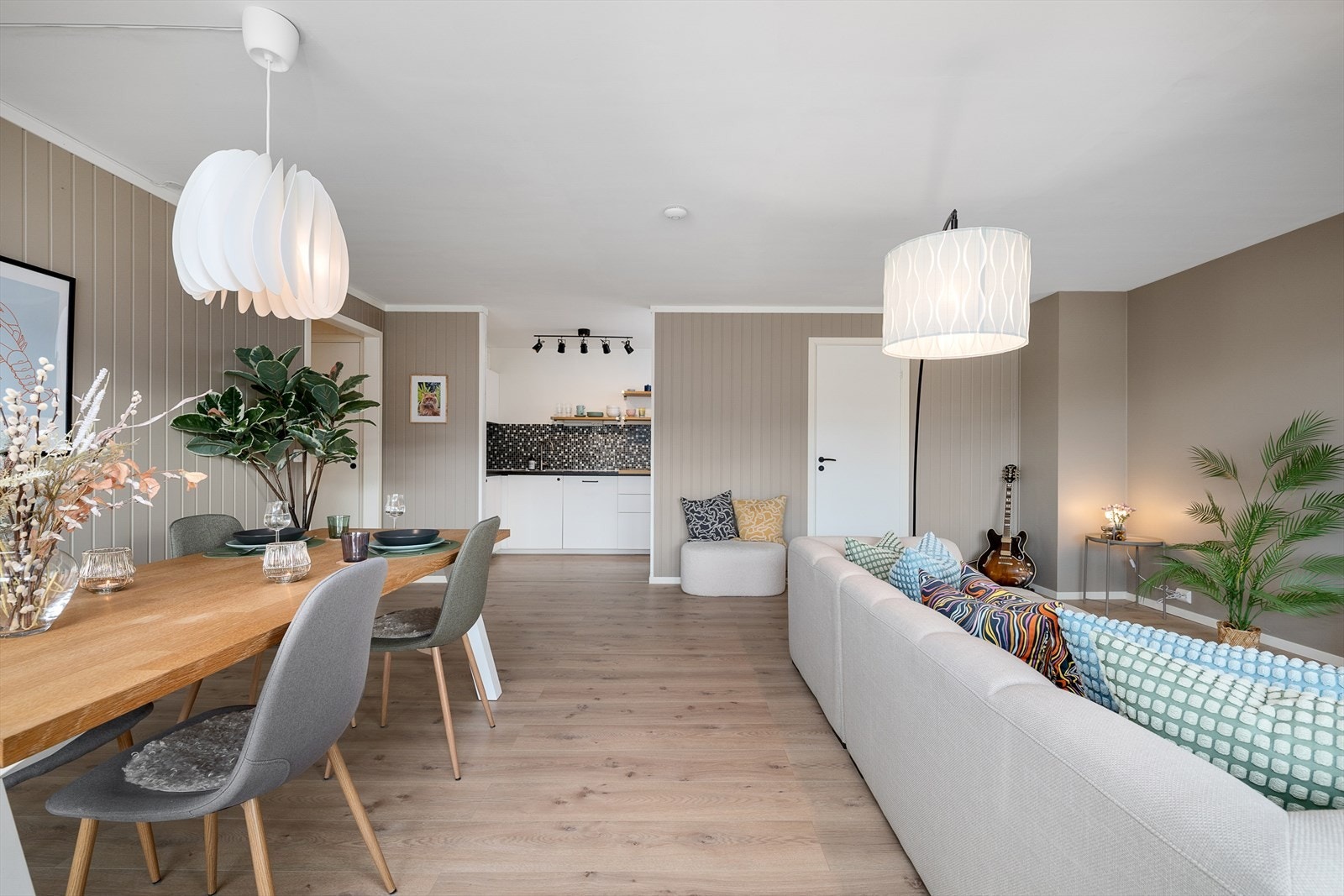 Stuen kan deles i separate sosiale soner. Galleribilde