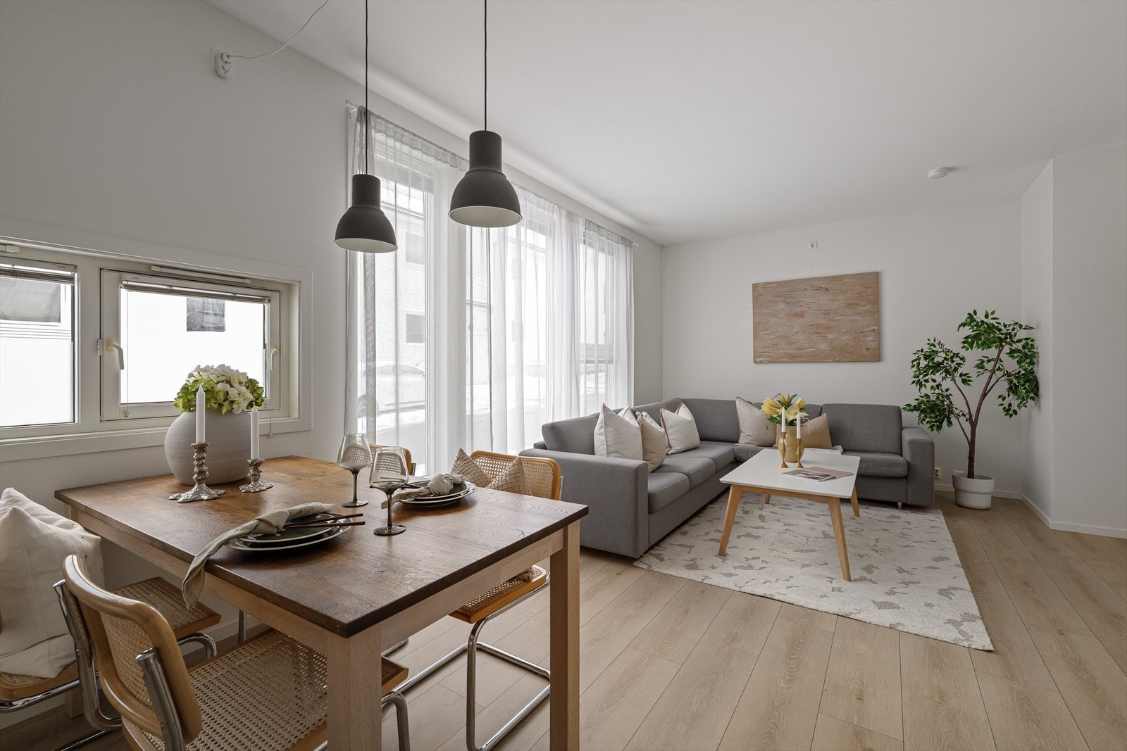 Åpen lys og romslig stue og kjøkken løsning. Galleribilde