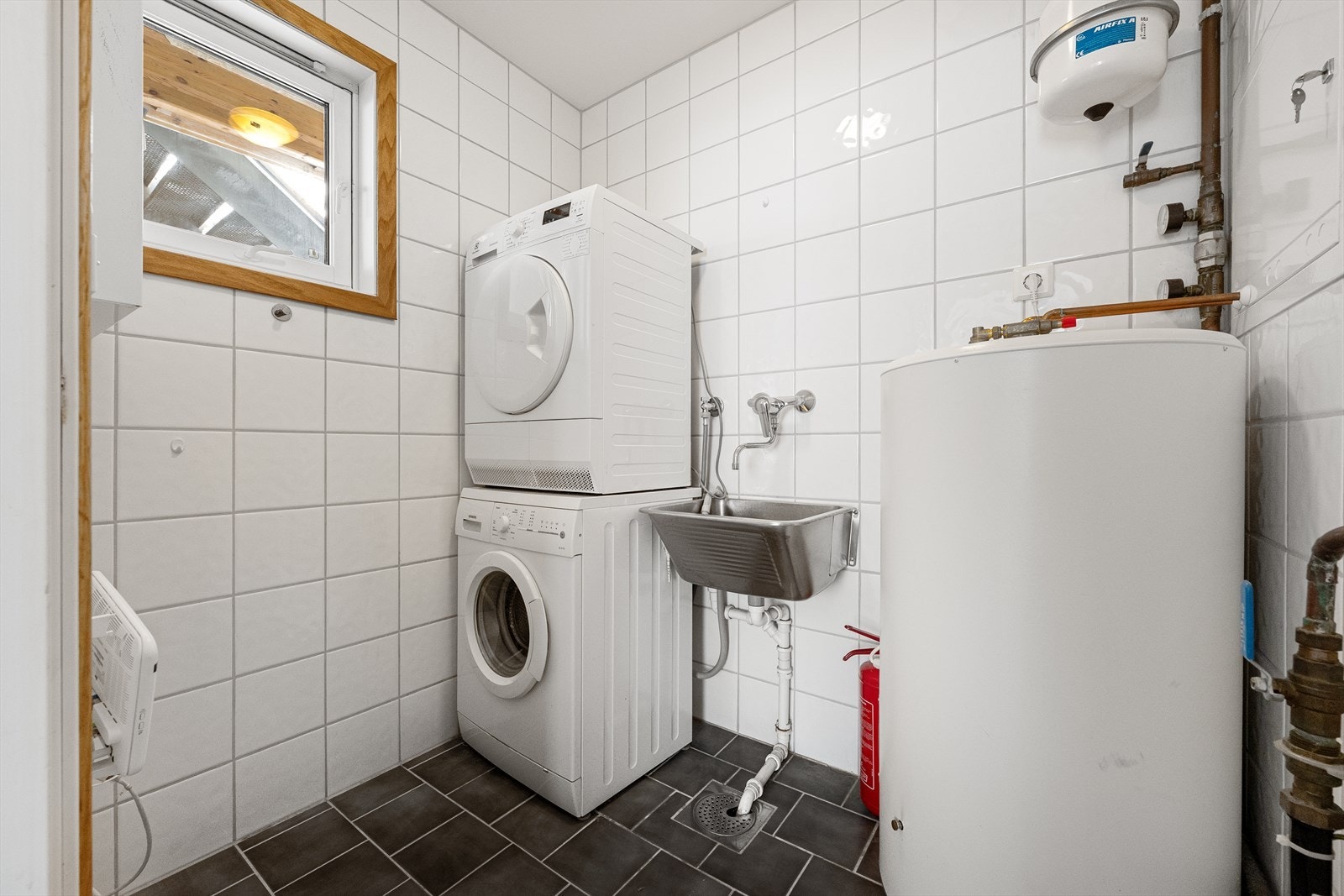 Praktisk seperat vaskerom gir det lille ekstra i leiligheten. Galleribilde