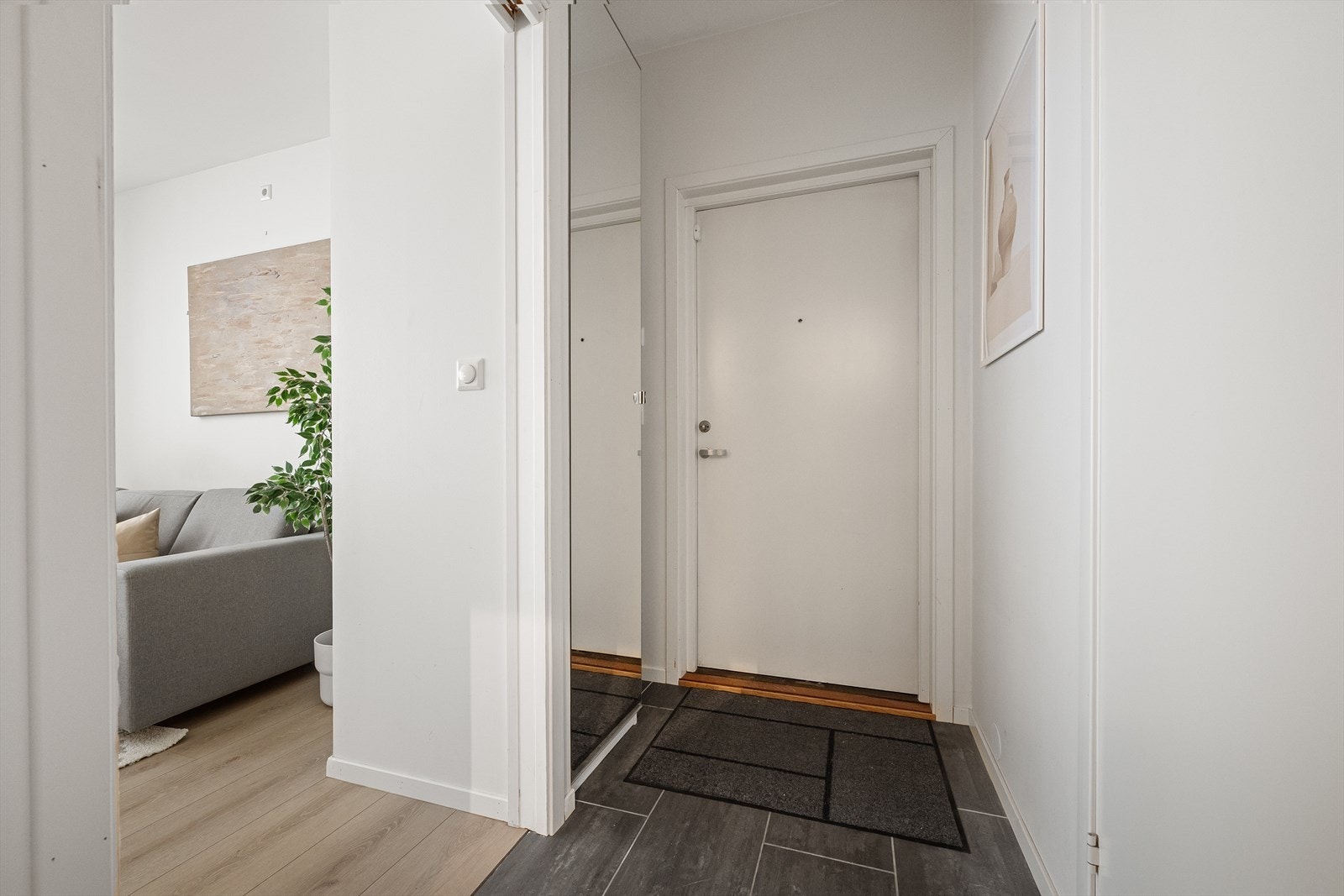 Flislagt entrè med mulighet for å henge fra seg yttertøy. Galleribilde