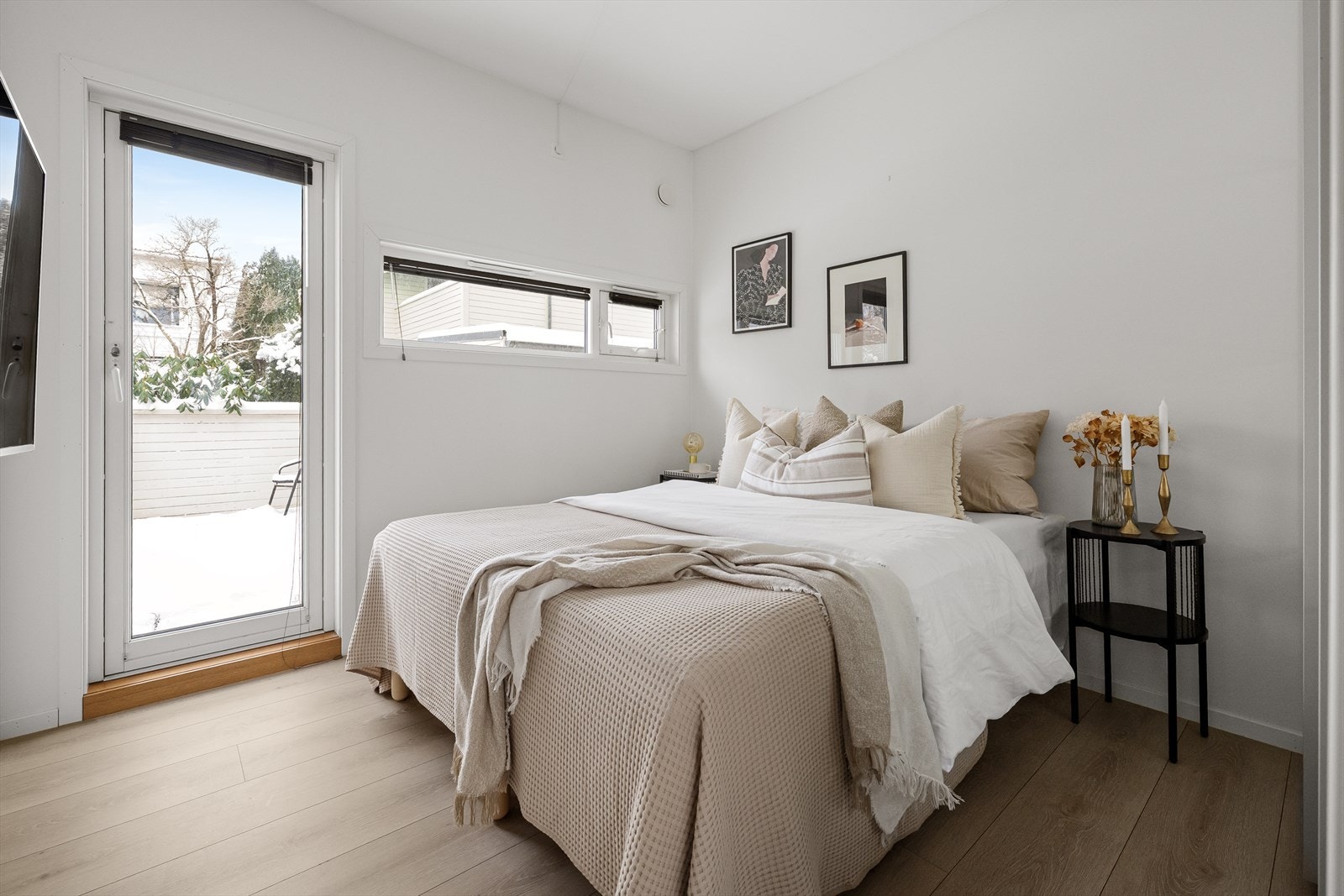 Romslig soverom med plass til dobbeltseng og god garderobeløsning. Galleribilde