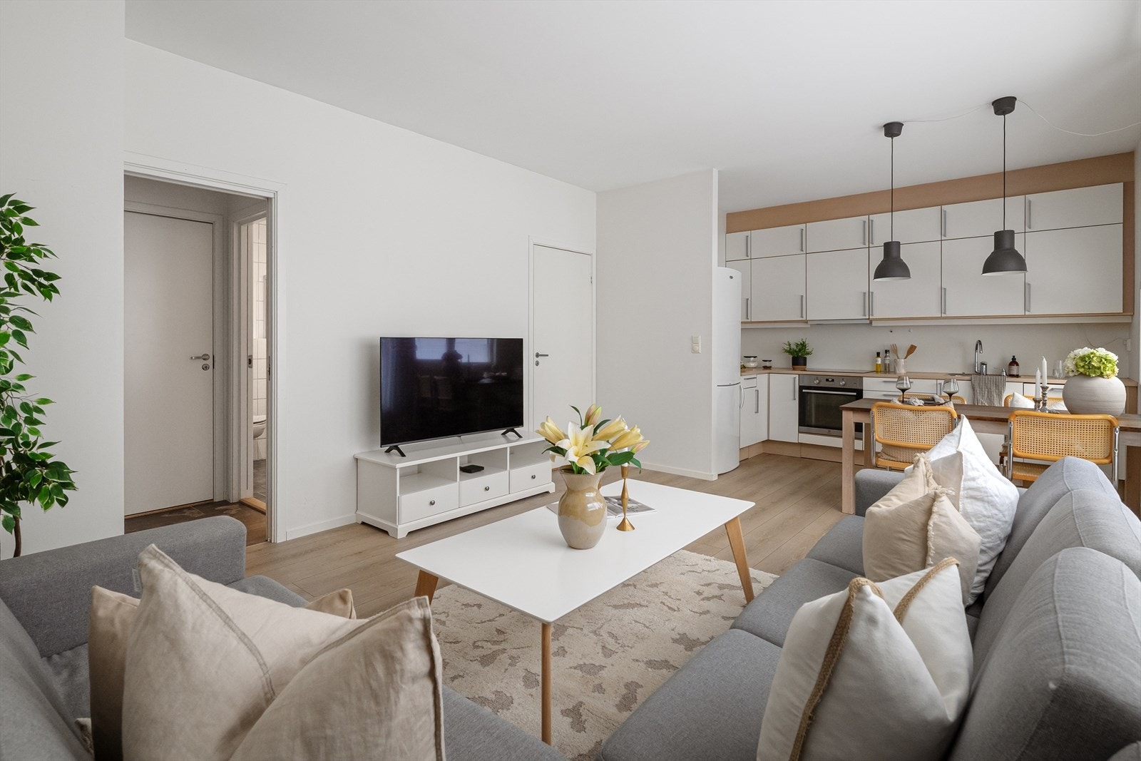 Det er god takhøyde i rommet som skaper god romfølelse. Galleribilde