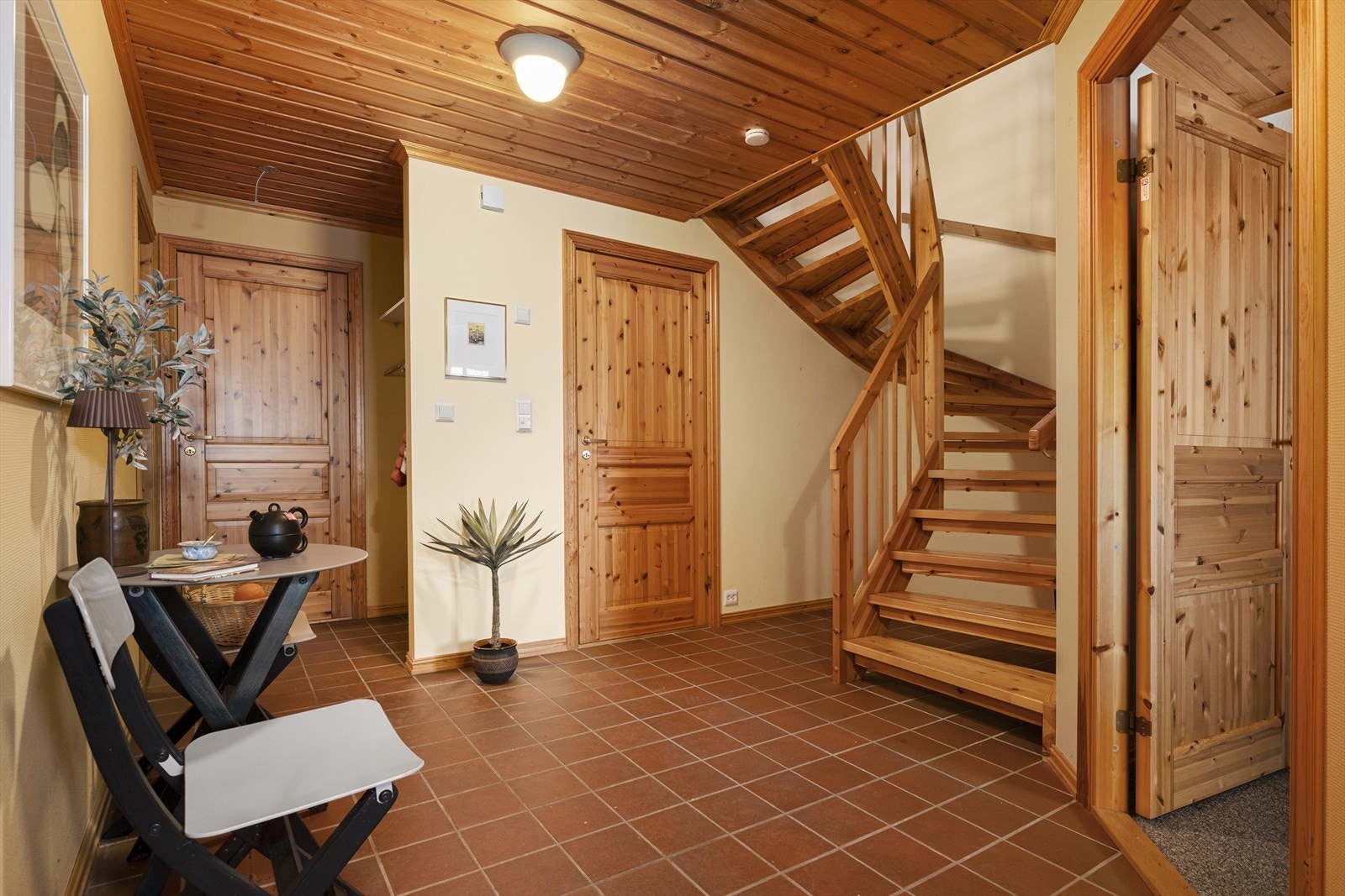 Nisje til oppheng av yttertøy og god plass til ekstra oppbevaringsmøblment Galleribilde