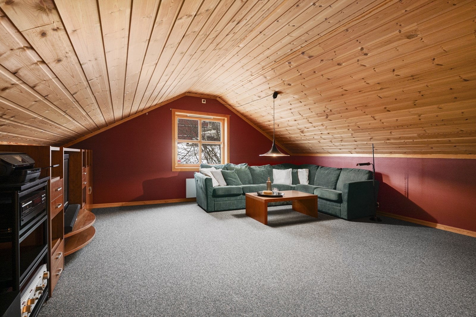 Romslig loftstue med gode møbleringsmuligheter og praktisk lagringsplass i knevegger Galleribilde