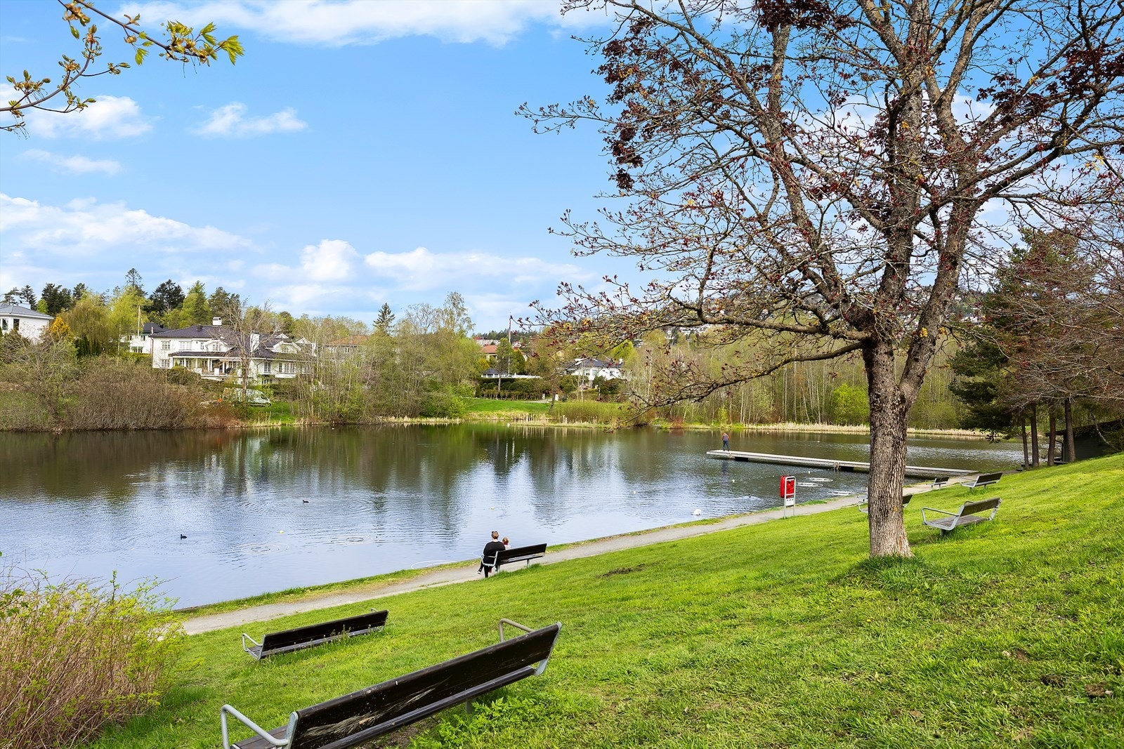 Fra boligen er det kort vei til nærmiljøets rike og mangfoldige fritidstilbud, blant annet Holmendammen med parkanlegg, samt fine turstier som tar deg videre mot marka Galleribilde