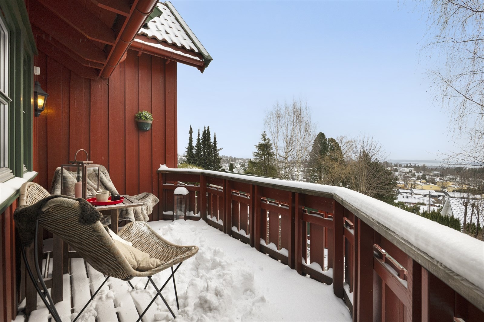 Fra stuen er det utgang til en stor, solrik balkong med flott fjordutsikt Galleribilde