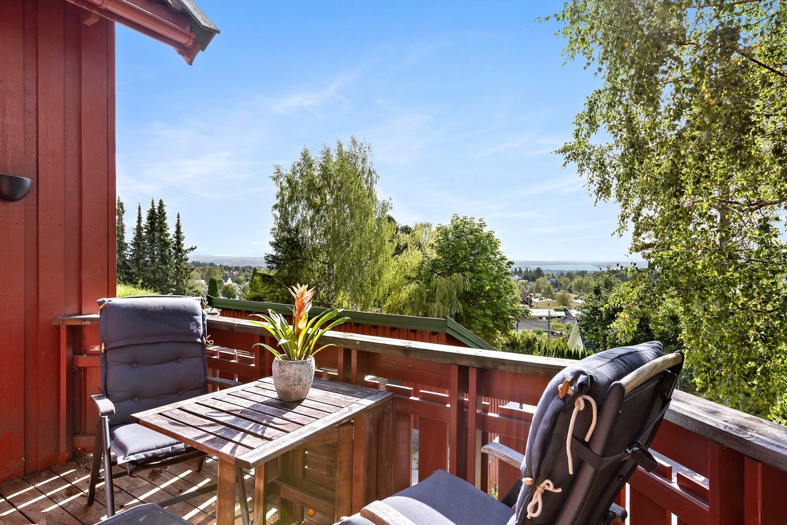 Balkong - sommerstid | Utsikt og blå himmel Galleribilde