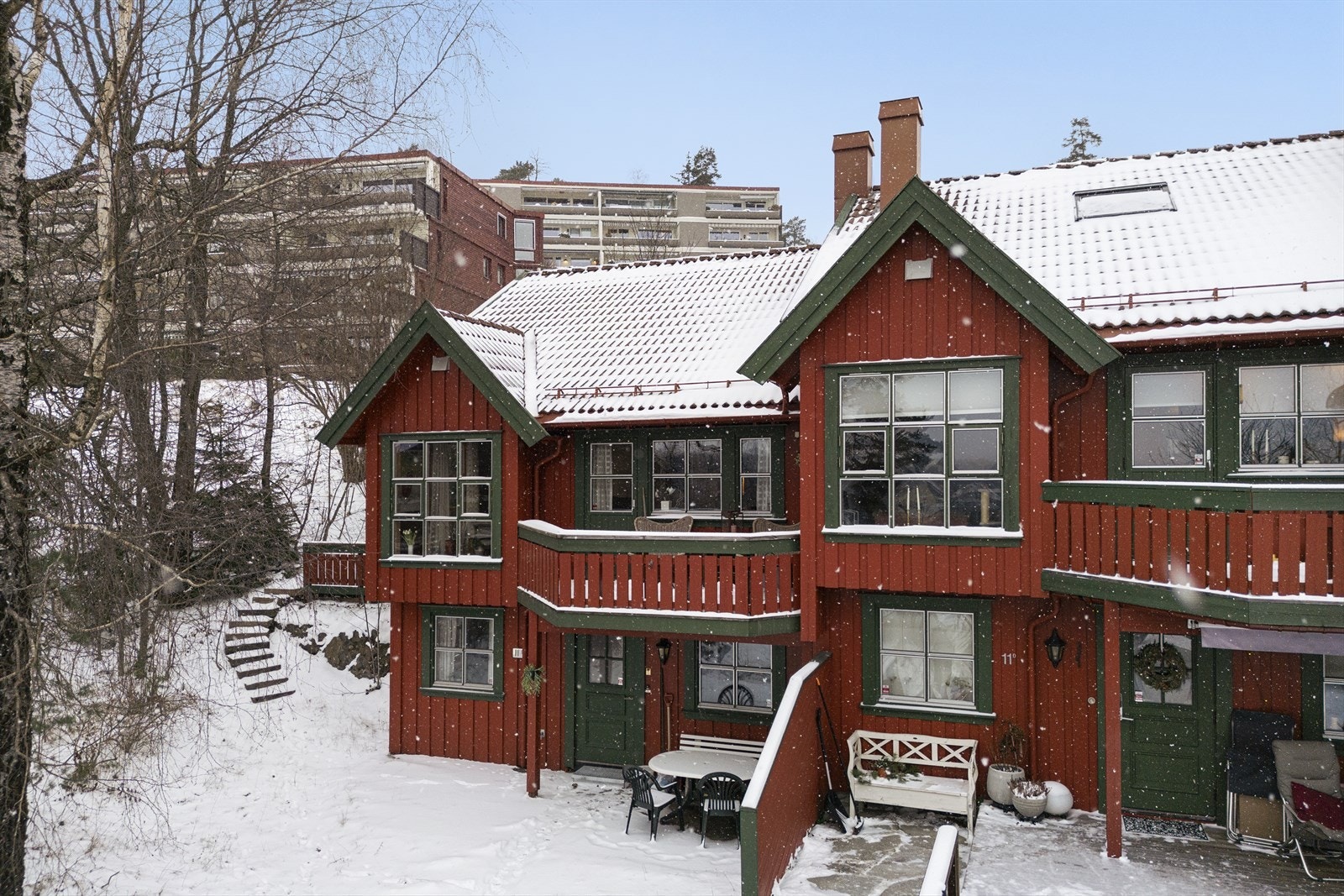 Boligen har en flott beliggenhet på et høydedrag og ligger godt tilbaketrukket fra vei Galleribilde