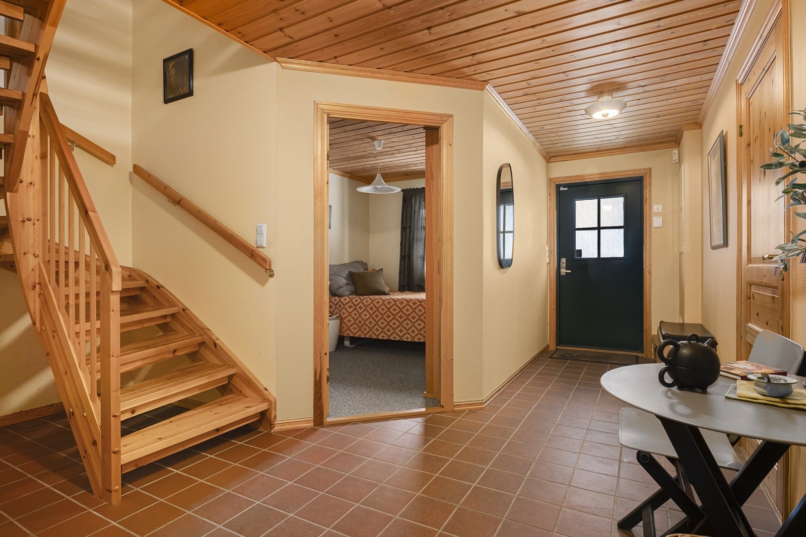 Stor hall i 1. etasje med flislagt gulv og tapetserte veggflater Galleribilde