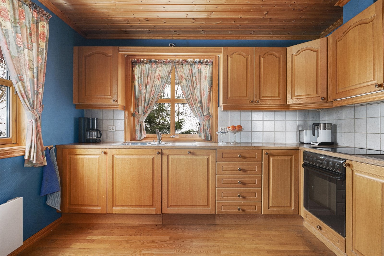 Et lyst og fint rom med naturlig lysinnslipp fra to himmelretninger. Kjøl/fryseskap, oppvaskmaskin, platetopp og stekeovn er integrert Galleribilde