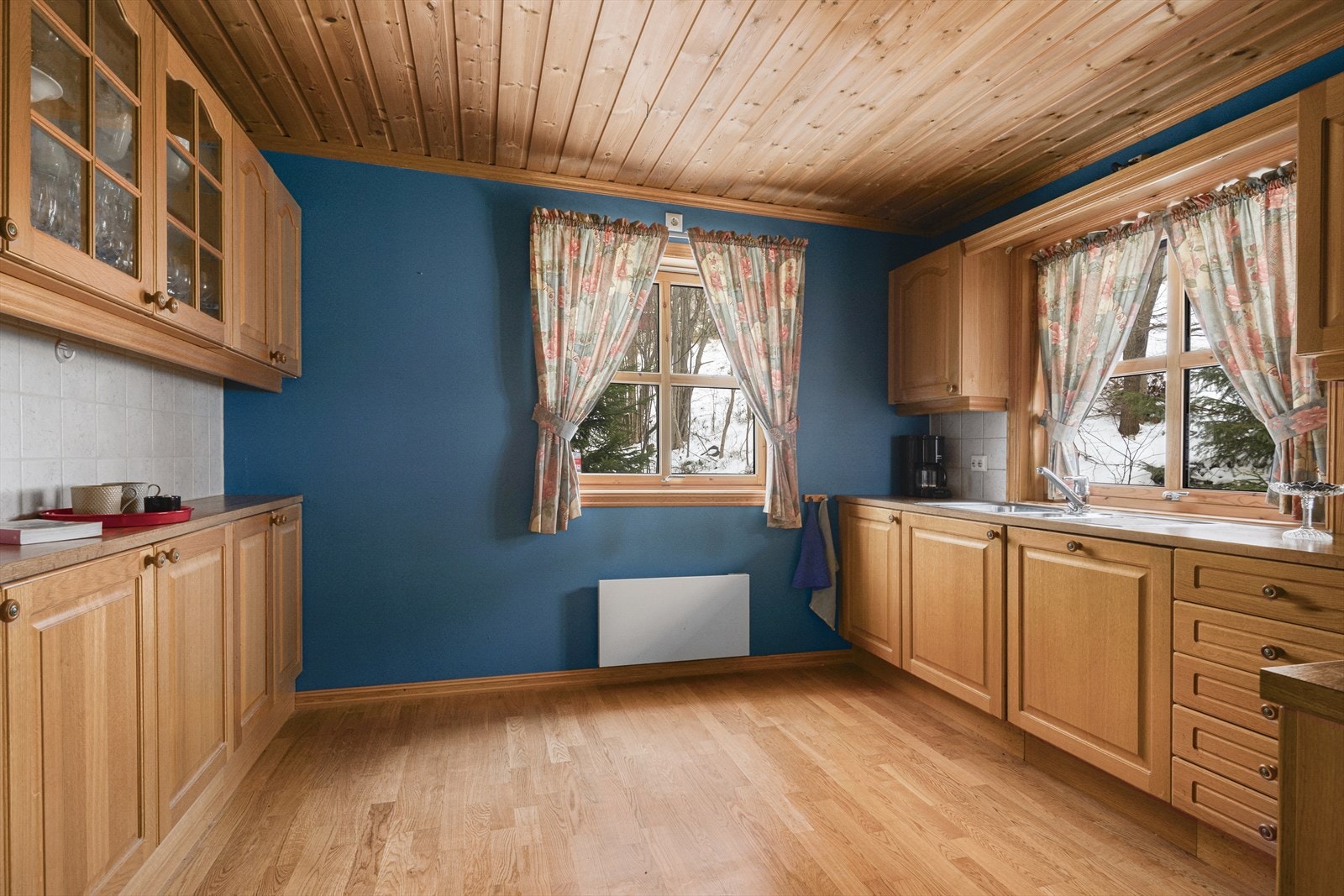 Kjøkkenet er romslig og ligger i naturlig forlengelse av stuen i boligens 2. etasje Galleribilde