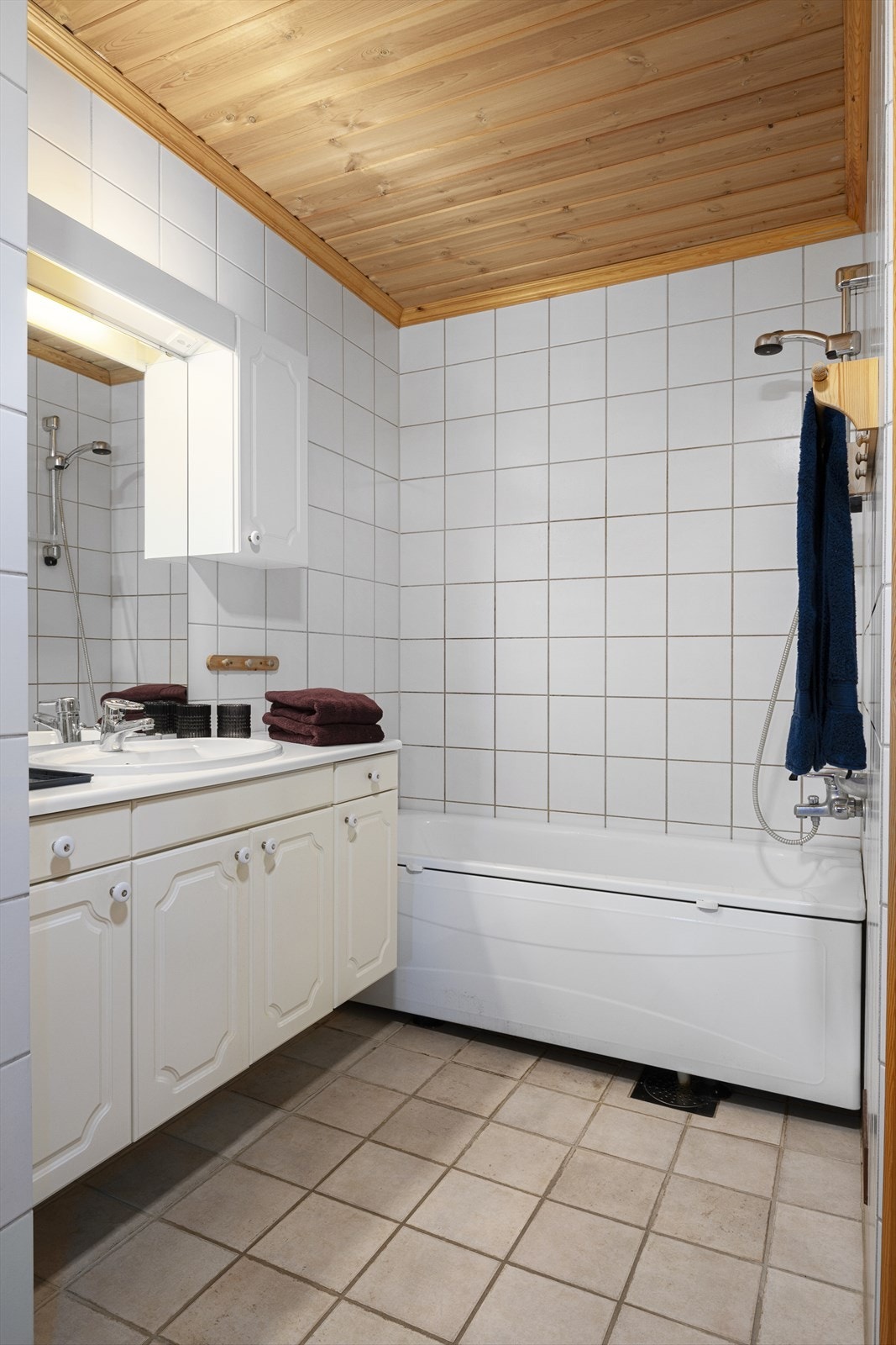 Helfliset bad i 1. etasje med elektriske varmekabler i gulv Galleribilde