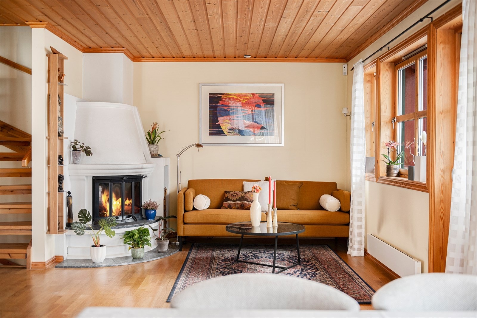 Boligen har en familievennlig planløsning, fordelt på tre etasjer | Den stemningsfulle peisen skaper ekstra hygge Galleribilde