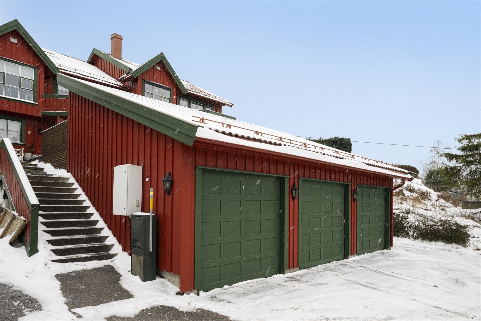 Garasjeplass for én bil og bod i felles garasjebygg. Det er også parkeringsmuligheter ved siden av garasjen. Det er varmekabler i felles oppkjørsel Galleribilde