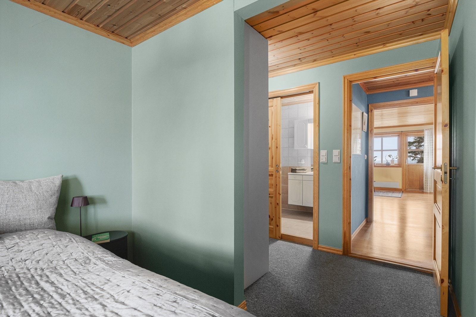 Hovedsoverommet har egen garderobeavdeling og direkte adkomst til bad Galleribilde