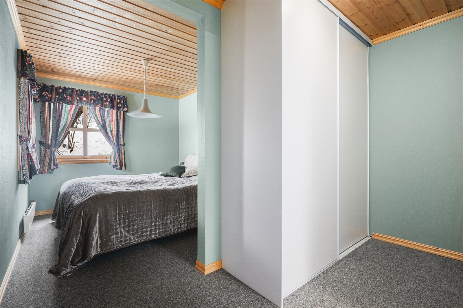 Hovedsoverom i 2. etasje med skyvedørsgarderobe Galleribilde